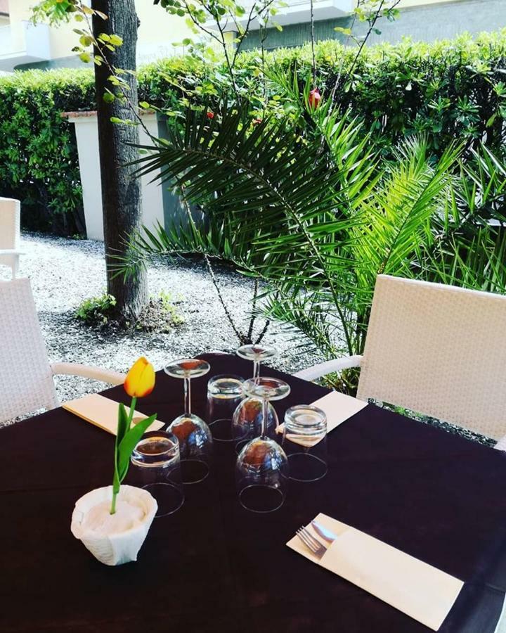 茱莉娅酒店 马里纳迪马萨 外观 照片